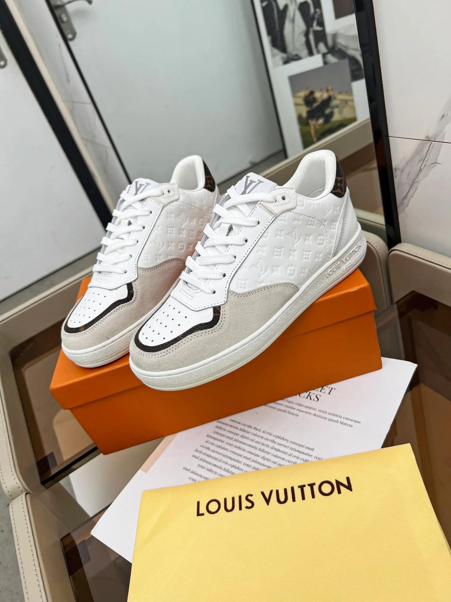 👟👟Ex-factory price 580👟👟 The new designs and colors on the v official website are updated simultaneously. This LV Stadium sneaker uses faded effect Monogram denim to perform a retro design, and is elegantly trimmed with plain leather and suede cow leather. LV lettering on the tongue and Louis Vuitton Paris embossed logo on the rubber outsole confirm the brand's identity. Code number: 36#-42# (35# 42# can be customized)